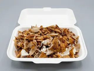 Vaschetta grande con carne, patatine e salse