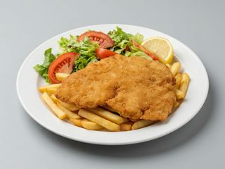 Cotoletta milanese di pollo con insalata, pomodori, patatine