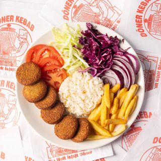 Piatto falafel con riso e patatine