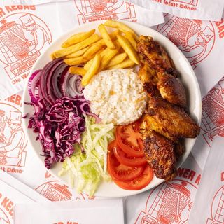 Piatto alette di pollo con patatine e riso