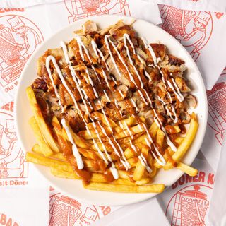 Piatto döner kebap con patatine
