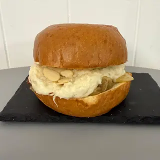 Bun Brioche con Baccalà Mantecato, Cipolla in Saor, Uvetta e Mandorle Tostate