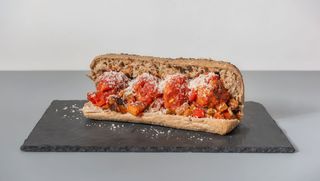 Sfilatino ai cereali con polpette all'uvetta