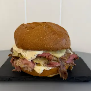 Bun Brioche con Pastrami Cheese