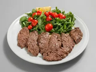Tagliata di filetto con rucola e pomodorini