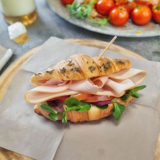 Croissant salato tacchino,pomodoro,lattuga,formaggio spalmabile.