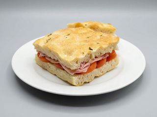 Focacina con tonno,lattuga,pomodoro,olio,sale