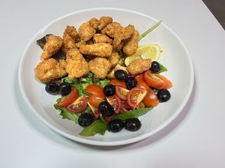 Insalata con pollo fritto