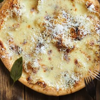 Cacio e pepe pizza