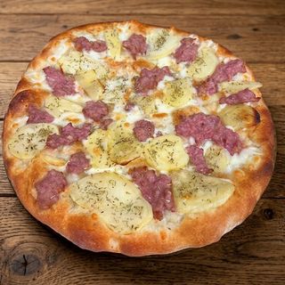 Pinsa Patate e salsiccia