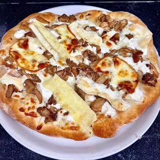 Pinsa Porcini e Formaggi