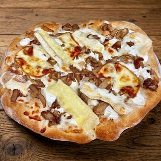 Pinsa Porcini e formaggi