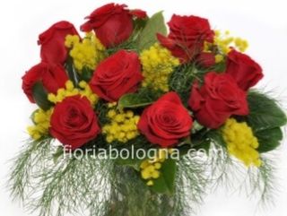 Bouquet di rose rosse e mimosa