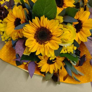 Bouquet di girasoli e mimosa