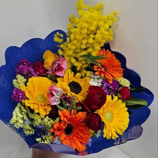 Bouquet floreale con mimosa