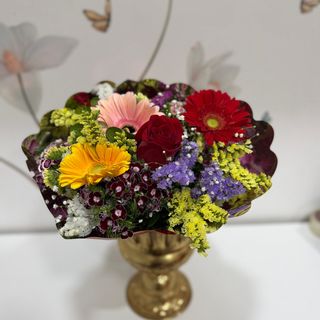 Bouquet con fiori colorati