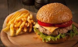 Cheeseburger con patate fritte 250 g