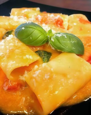 Paccheri con pachino, rughetta e parmigiano