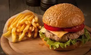 Cheeseburger con patate fritte 180 g