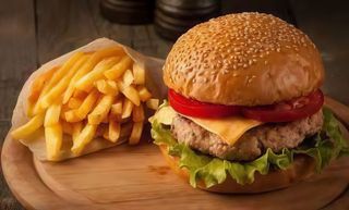 Cheeseburger con patate fritte 180 g