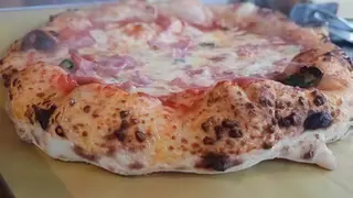 Pizza Margherita con prosciutto