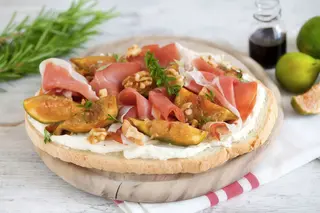 Bruschetta con robiola e noci