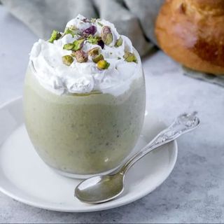 Granita siciliana al pistacchio con panna e brioches