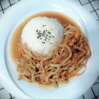 G04 Riso bianco e carne di maiale julienne saltato con salsa speciale