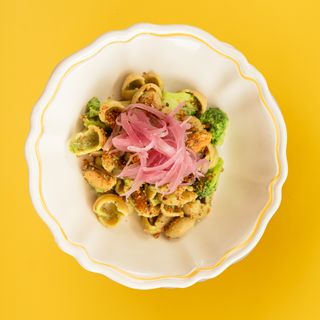 Conchiglietta con crema di broccoli, cozze Sarde, cipolla di Tropea in agrodolce e lime del Brasile