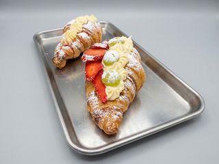 Cornetto gigante crema chantilly e frutta