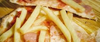 Pizza piatto patatine e wurstel