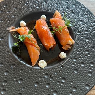 Involtini di salmone marinato a secco