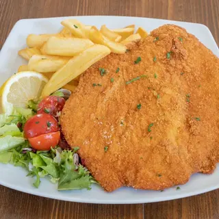 Cotoletta gigante con insalata e patate fritte
