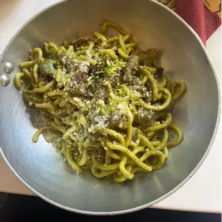 Rigatoni al pesto con pinoli e pomodorini