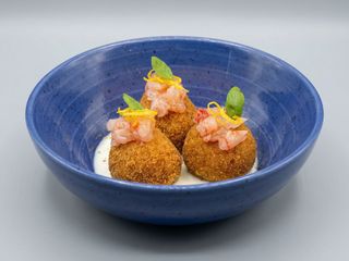 Arancinette al nero di seppia con tartare di gambero rosso