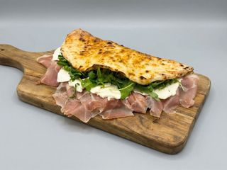 Panino crudo, provola e rucola 