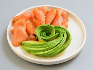 Salmone e avocado, olio e limone