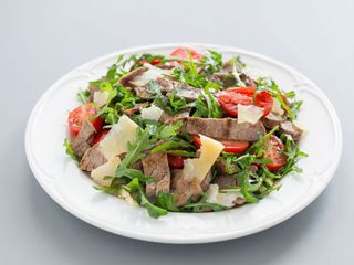 Straccetti di manzo con rucola e grana 