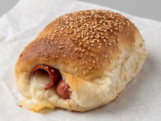 Würstel, salame e mozzarella