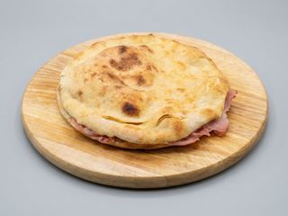 Focaccia con prosciutto cotto e mozzarella