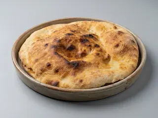 Focaccia con prosciutto crudo e mozzarella