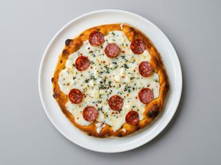 Pizza tonda bianca gorgonzola e salame piccante