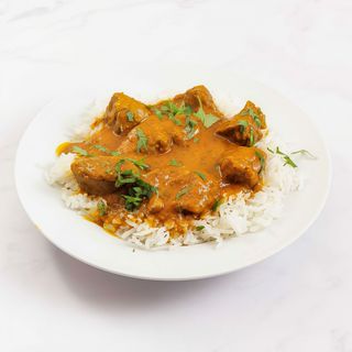 Agnello curry con riso bianco