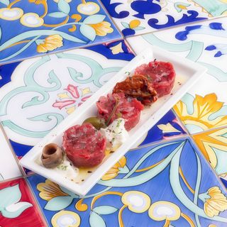 Battuta di manzo alla Mediterranea