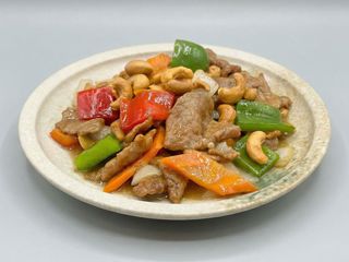 75. Manzo saltato con anacardi