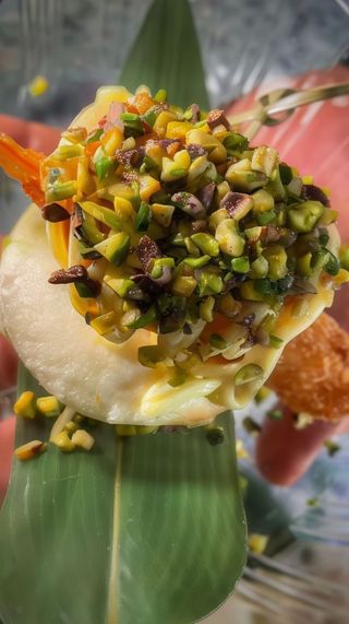 Gua bao ripieno di gambero fritto e insalata