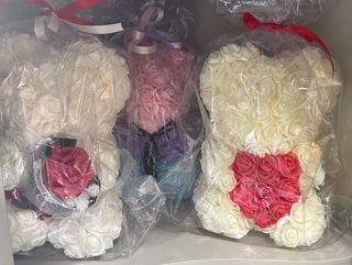 Orsetti di rose con fiore confezionato in omaggio