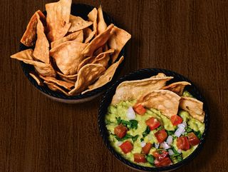 Guacamole y totopos