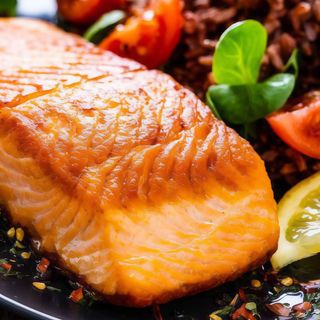 SALMONE SCOTTATO CON VERDURINE AL VAPORE E CAVOLO VIOLA IN AGRODOLCE