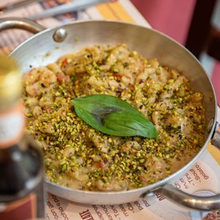 Busiate con gambero, pesto di pistacchio e pomodorini